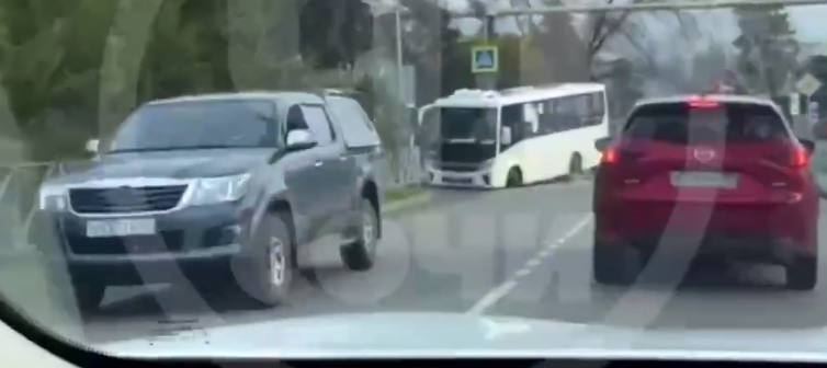 В Сочи у автобуса оторвалась подвесная балка