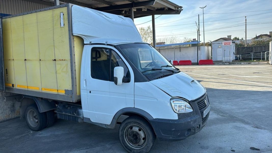 Более 3 тысяч пачек сигарет из ОАЭ нашли пограничники в «Газели» из Абхазии