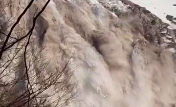 Мощная лавина сошла в горах Сочи — видео