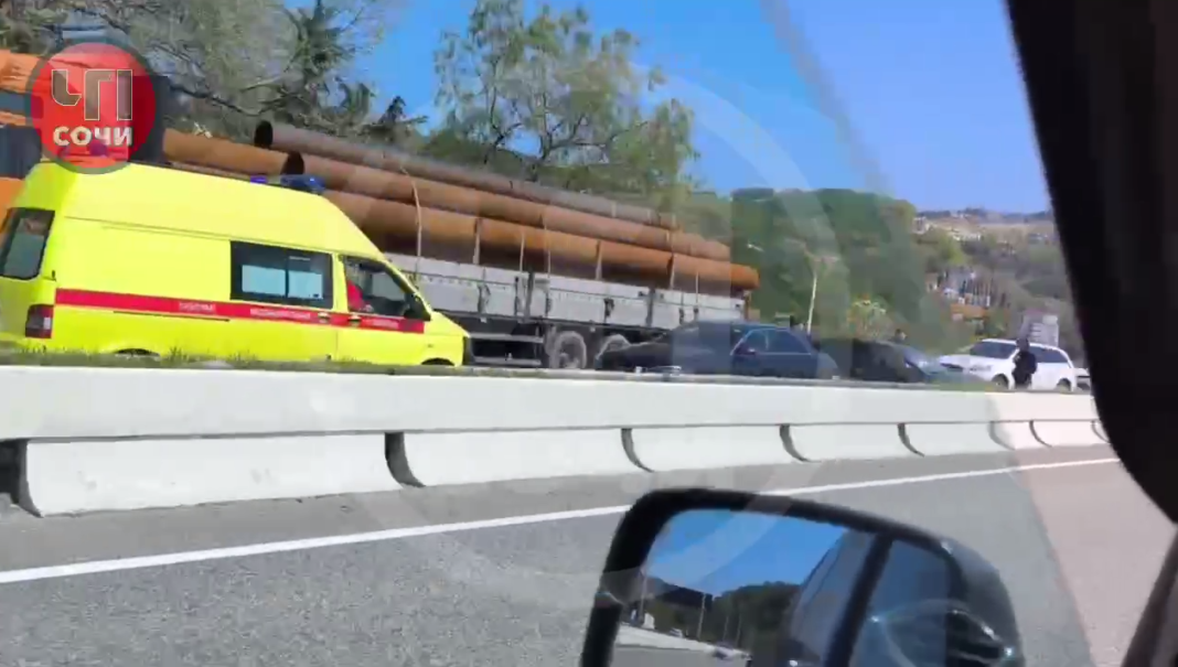 ДТП в Сочи: на трассе произошла массовая авария