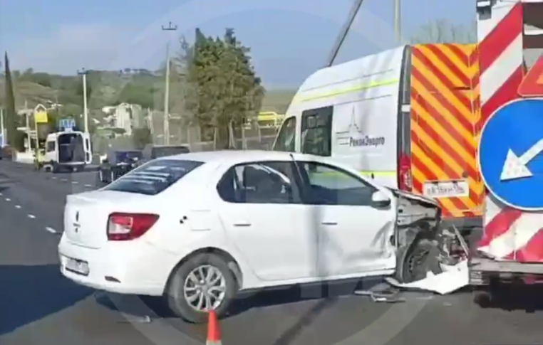 В Сочи машина попала в аварию у аэропорта