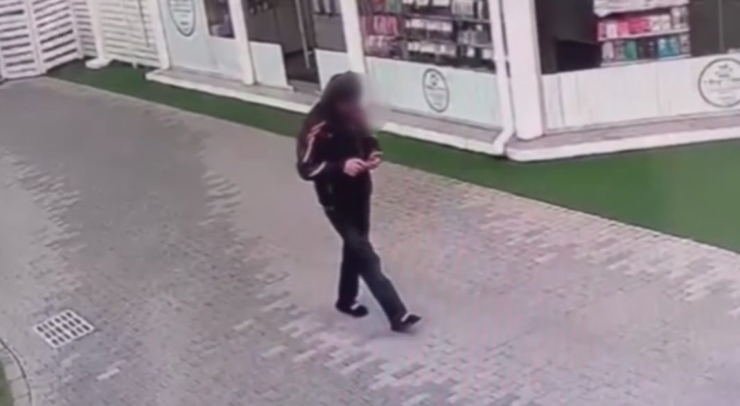 В Сочи прохожий стащил телефон, пока его владелец купался в море  — видео