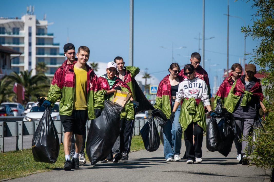 Более 120 кг отходов собрали сотрудники Сочи Парка на экомероприятии в Сириусе