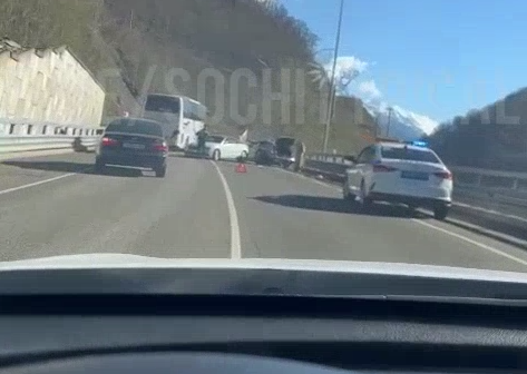 Брошенная BMW стала причиной аварии в Сочи