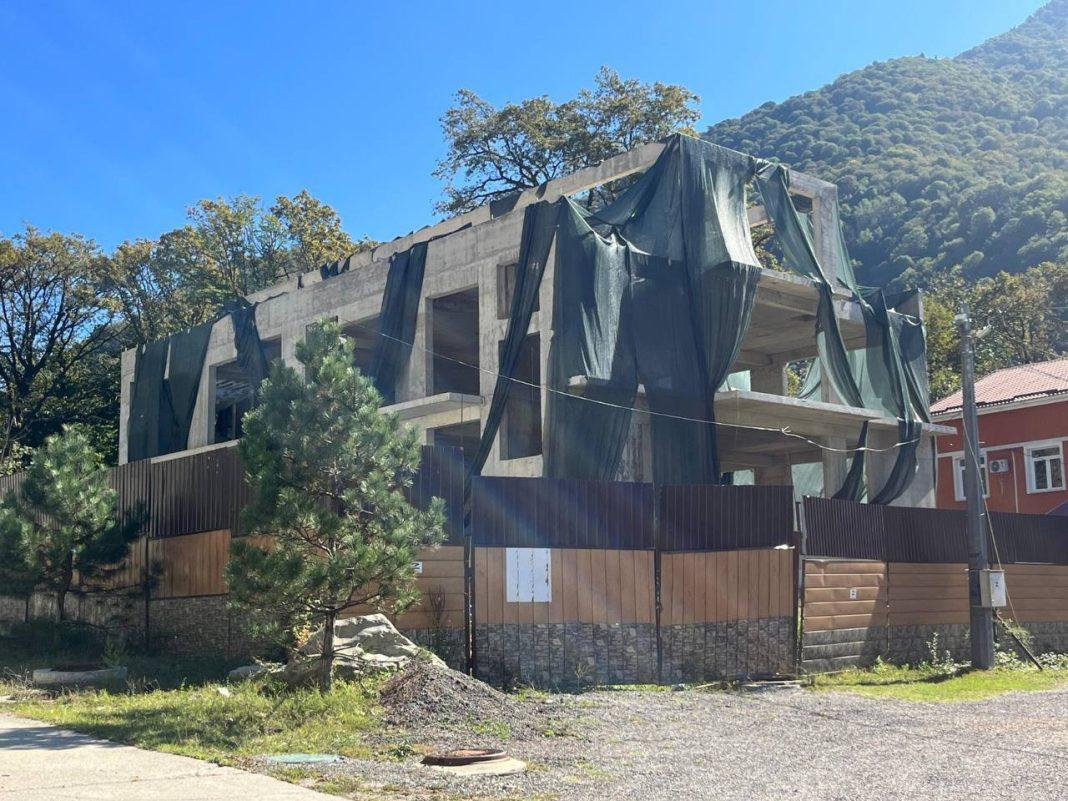 Жаба задушила: в Сочи застройщик снес свой дом, чтобы спастись от штрафа