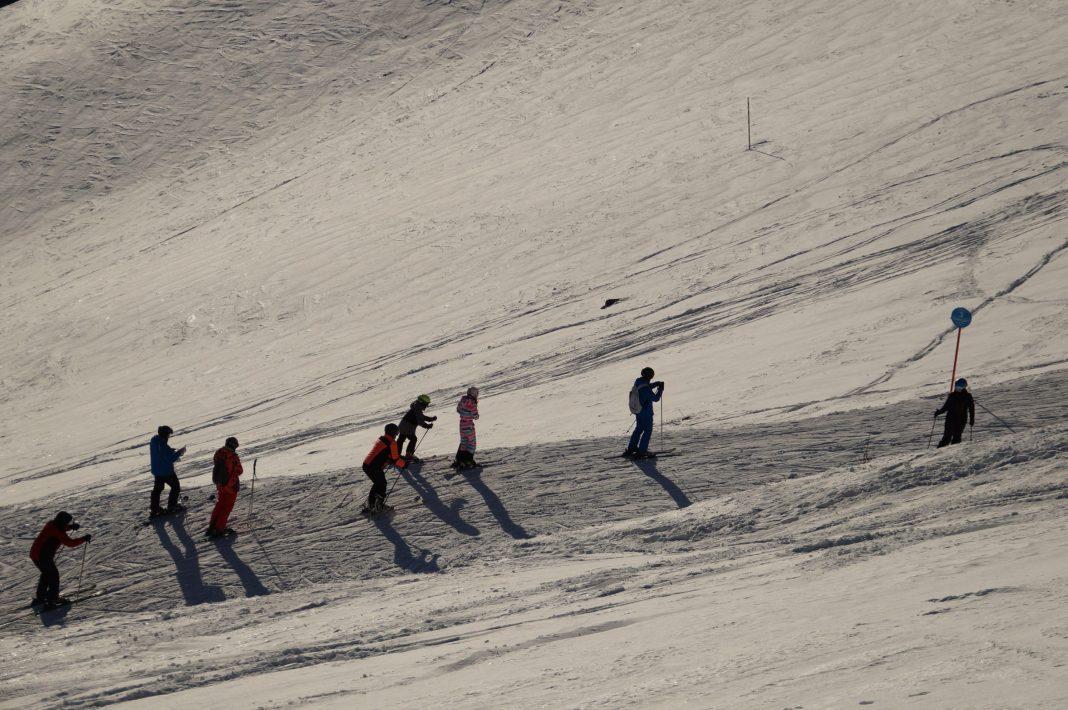 Тысячи людей собрались в горах Сочи, чтобы окончательно проводить зиму
