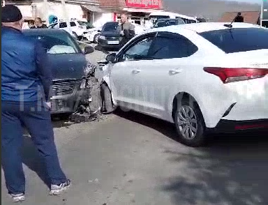 В Сочи столкнулись две иномарки лоб в лоб