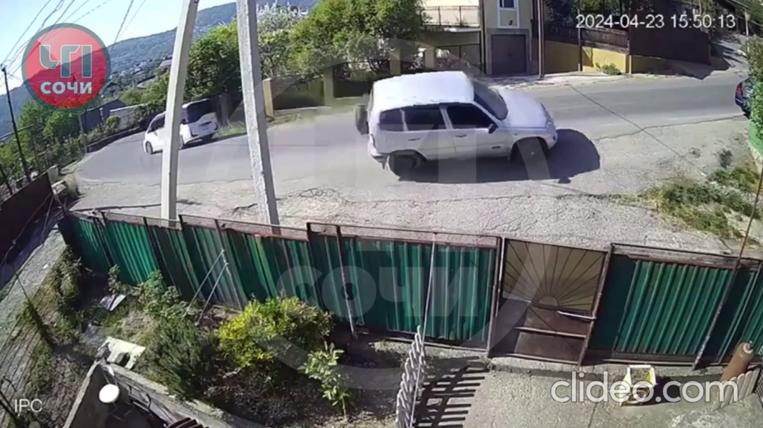 «Пьяная» женщина влетела в припаркованное авто в Сочи