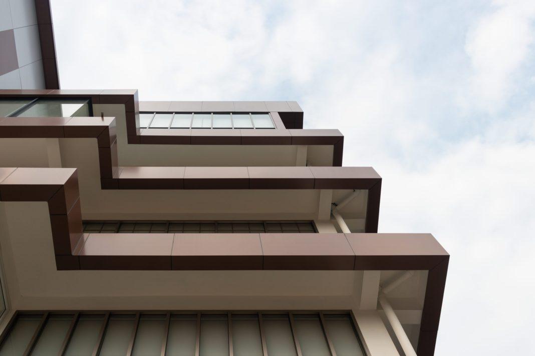 В Сочи женщина оказалась на козырьке жилого дома