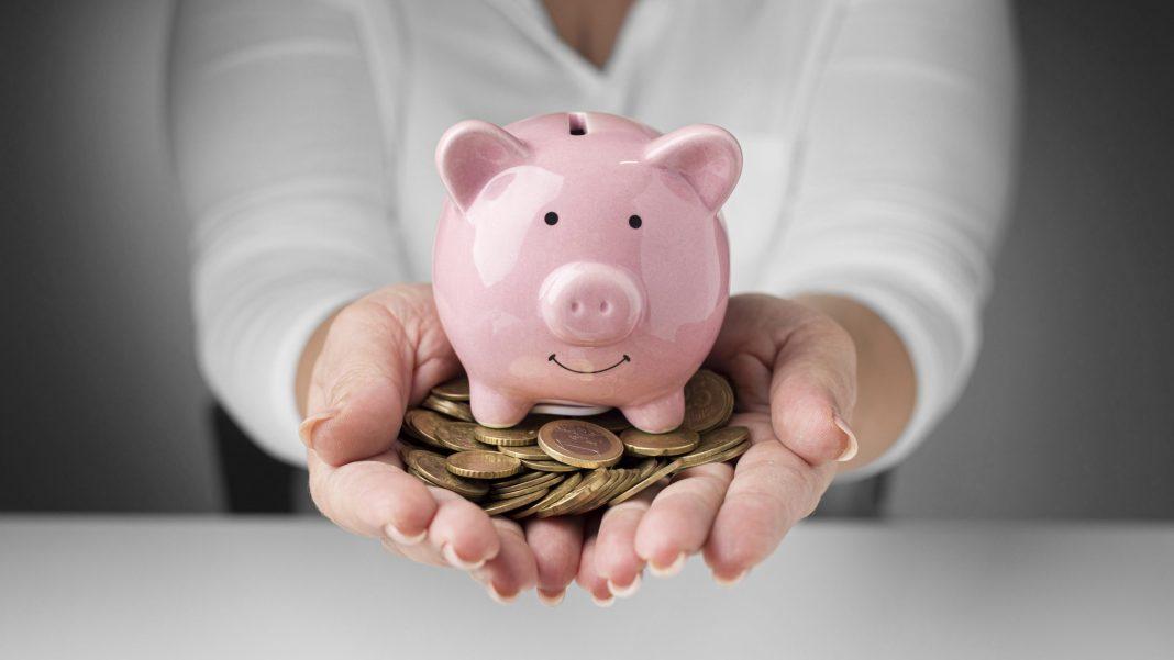 Каждый шестой житель ЮФО выпускает к своему счету карты для близких