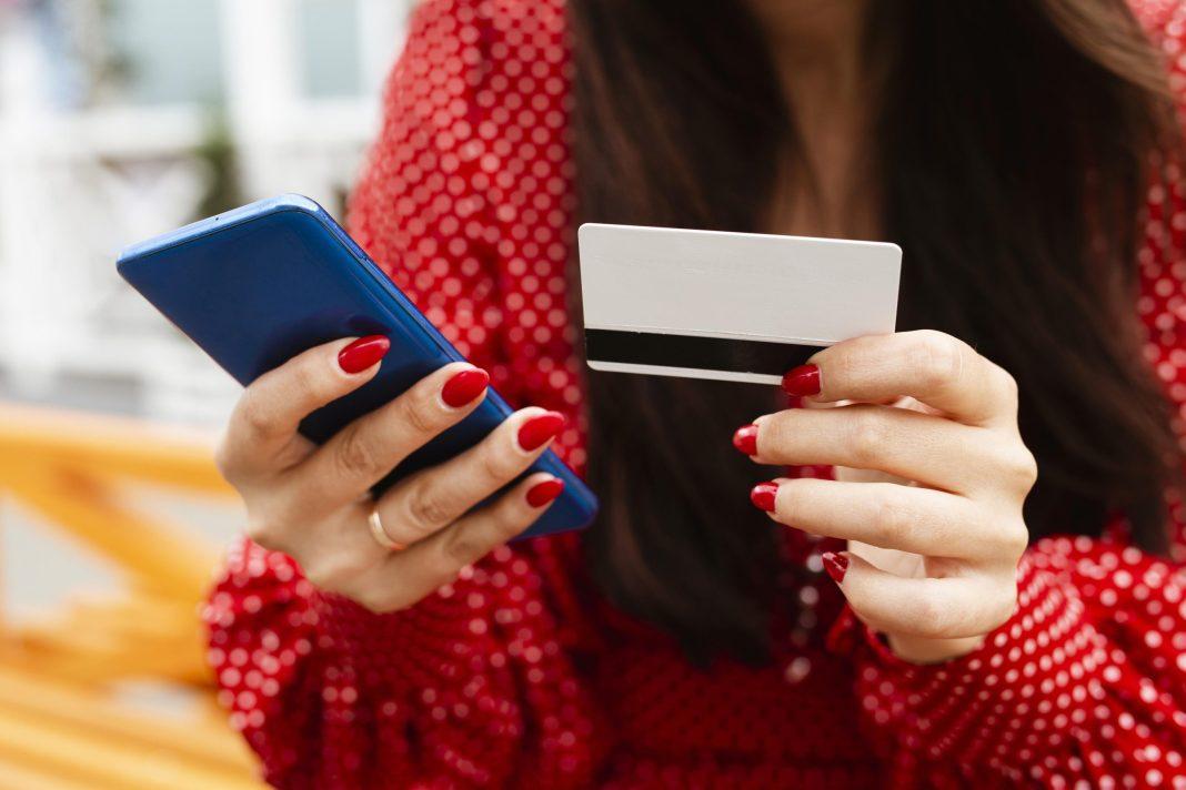 Опрос: 68% россиян предпочитают кешбэк рублями