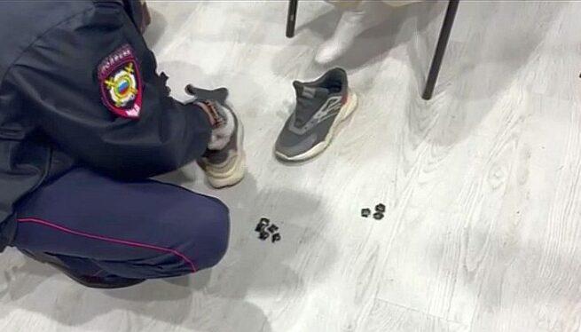 Тайное стало явным: в Сочи задержали мужчину, который прятал наркотики в кроссовках (видео)