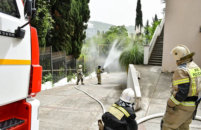Землетрясение, пожар и разрушения: спасатели Сочи отработали эвакуацию пациентов санатория