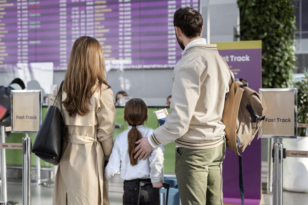 Отпуск отменяется: 15 туристов с билетами не пустили на рейс из Омска в Сочи