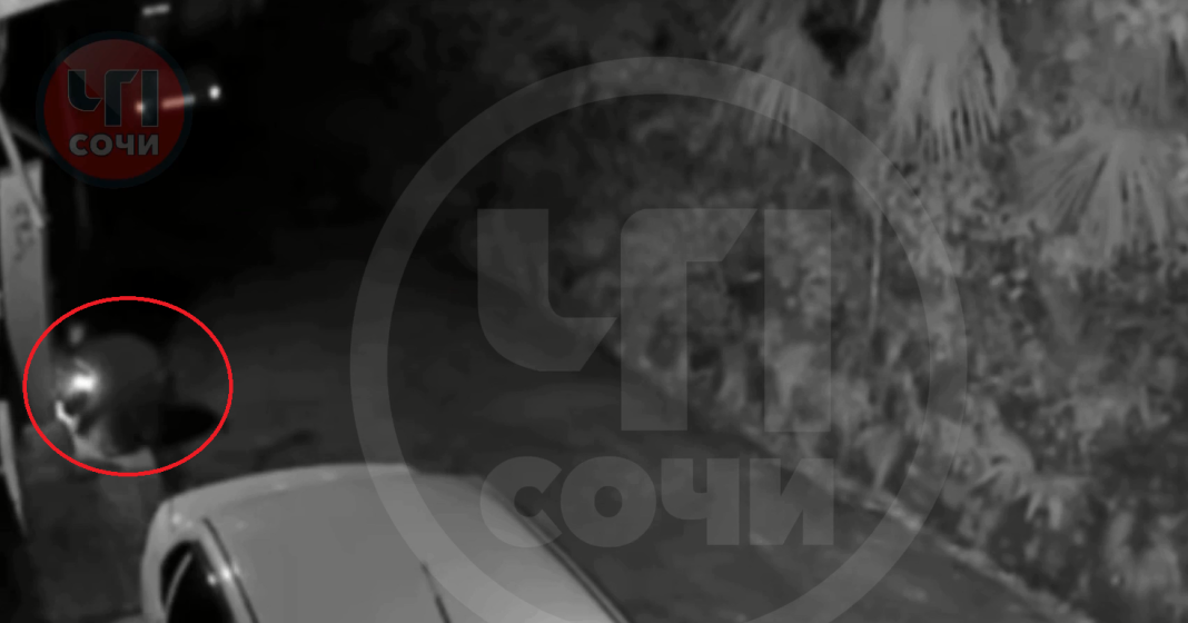 В Сочи наркоманы разнесли кувалдой стену в поисках закладки — видео