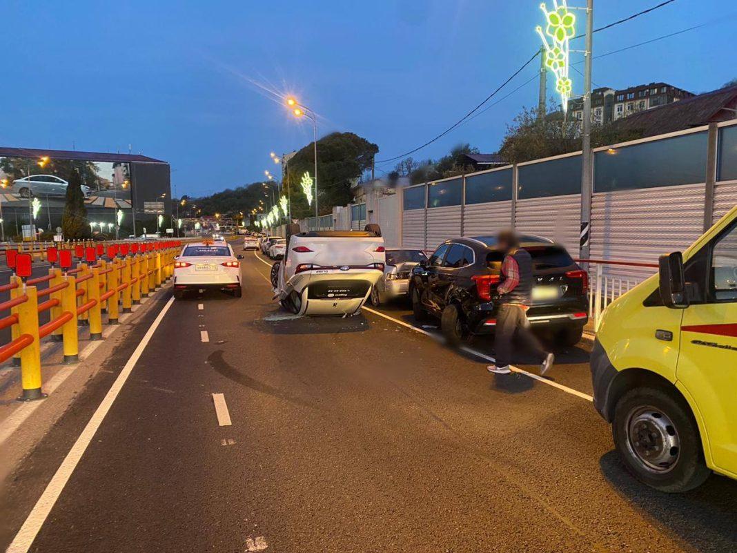 В Сочи перевернулся автомобиль