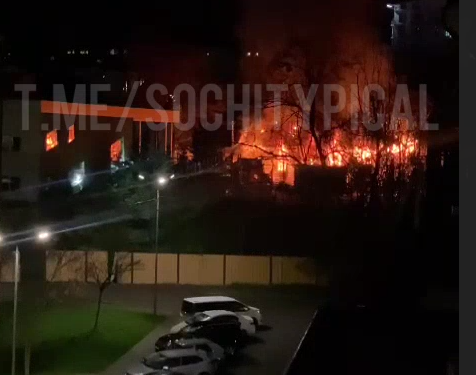 Пожар уничтожил Дом Культуры в Эсто-Садке — видео