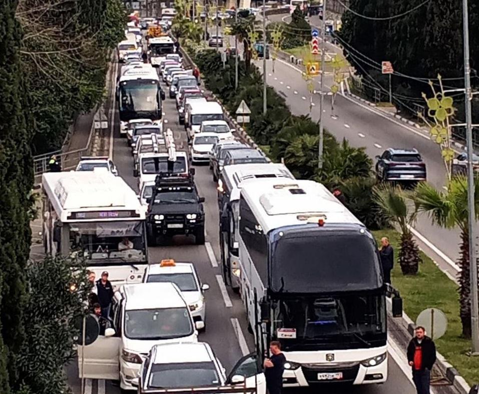Пробка в Адлере не рассосется — мешает ремонт