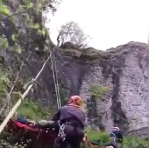 Два открытых перелома, много потерянной крови: двое туристов сорвались со скалы в Сочи — видео