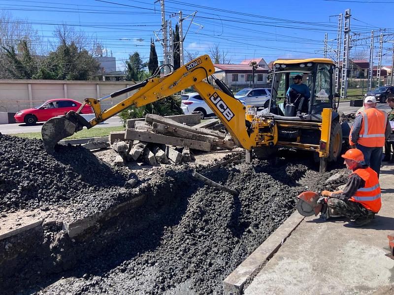 В Сочи ввели временную схему движения на улице Кирпичной в связи с ремонтом железнодорожного переезда в Адлере