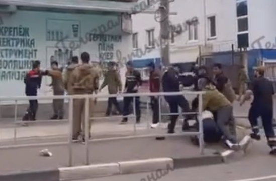 15 мигрантов выгнали из России после массовой драки на улице Сочинской в Туапсе — видео
