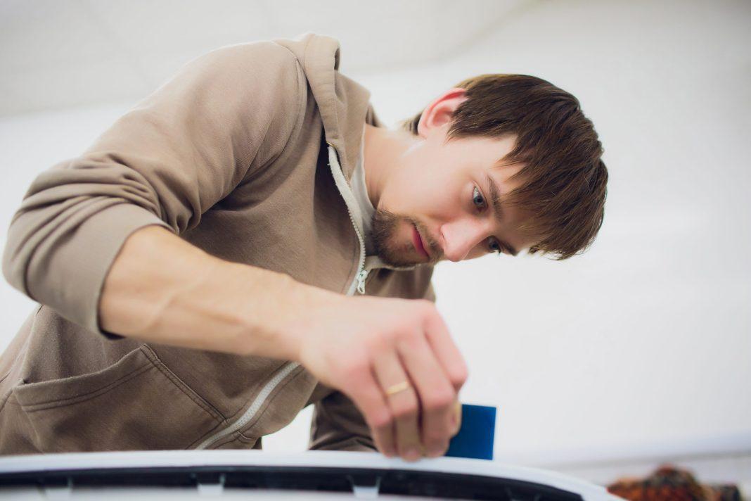 Редкий специалист: зарплата расклейщика стикеров продемонстрировала рекордный рост