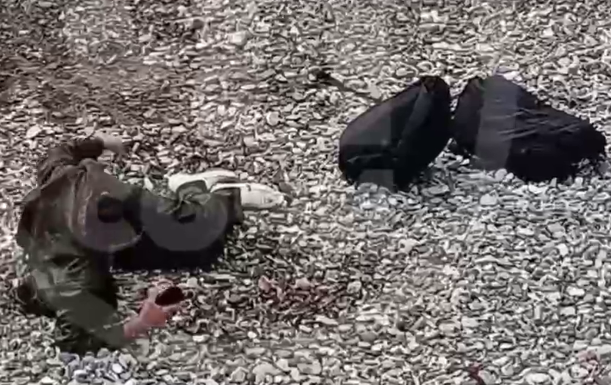 Мужчину с тремя сумками вытащили из моря в Сочи