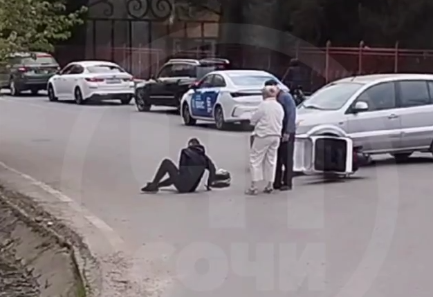 В Сочи доставщика сбила машина