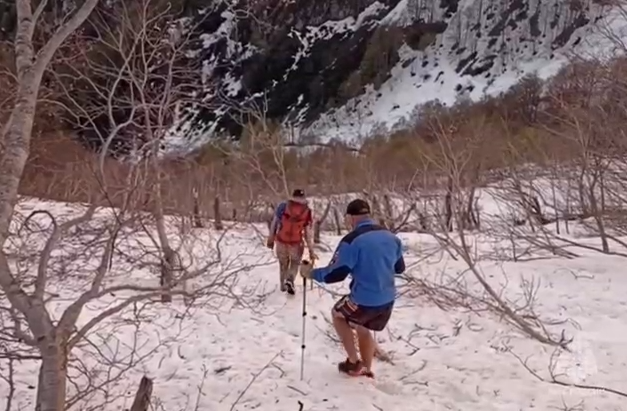В заснеженных горах Сочи спасли туриста в шортах — видео