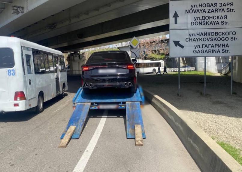 Гаишники задержали машину и эвакуатор, приехавший за ней — правила нарушили все