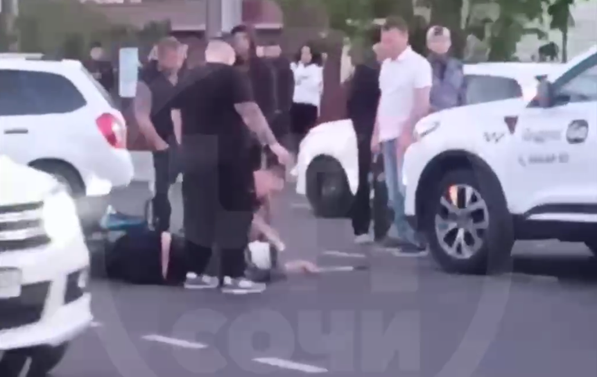 ДТП в Сочи: мотоциклист попал под колеса такси