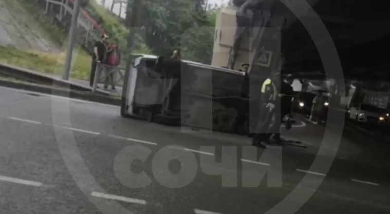 ДТП в Сочи: от удара машину перевернуло на бок