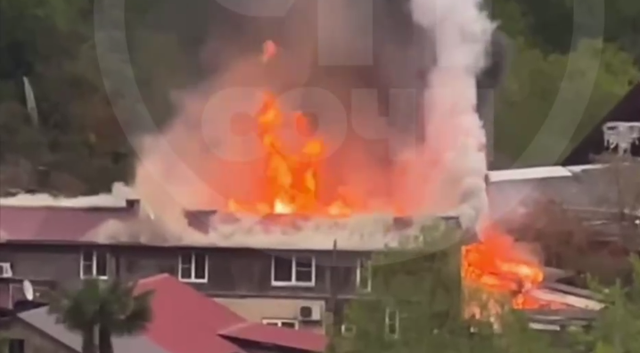 Пожар в Сочи: загорелся частный дом