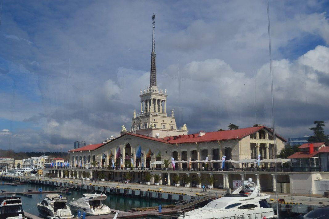 Здание морпорта Сочи закрыли лесами: что будет со знаменитым памятником