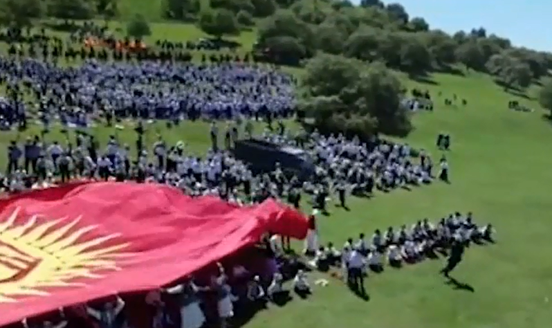 Трагедия на празднике: неуправляемый грузовик с мороженым сбил 29 детей в Киргизии — видео