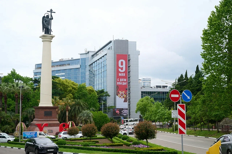 В Сочи в преддверии 9 мая украсили улицы