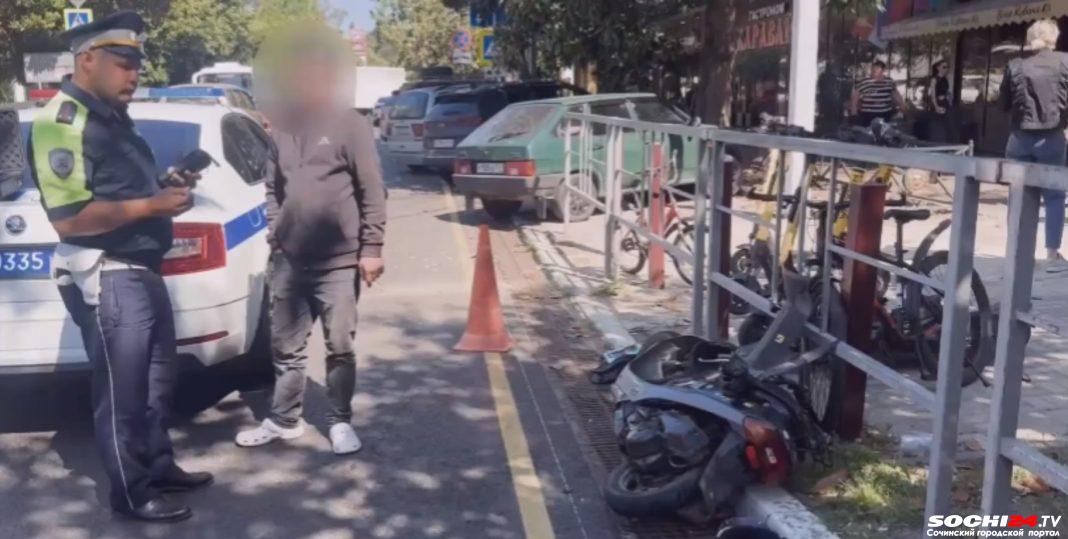 Пьяный турист на мопеде попал в ДТП на глазах у полиции в Сочи — видео