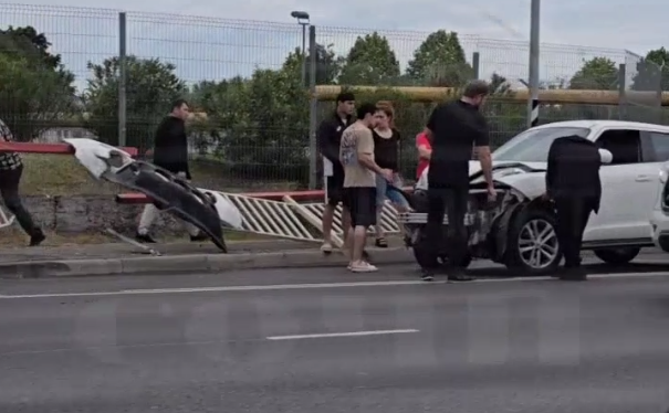 Водитель не справился с управлением: рядом с аэропортом Сочи произошло ДТП