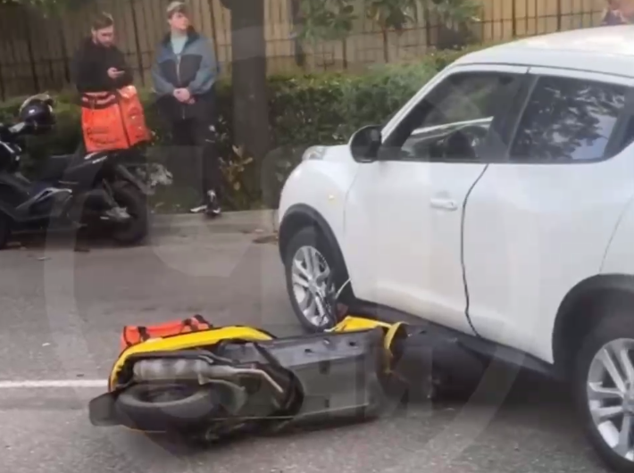 Машина подмяла под себя мотоцикл: в Сочи курьер попал под колеса автомобиля
