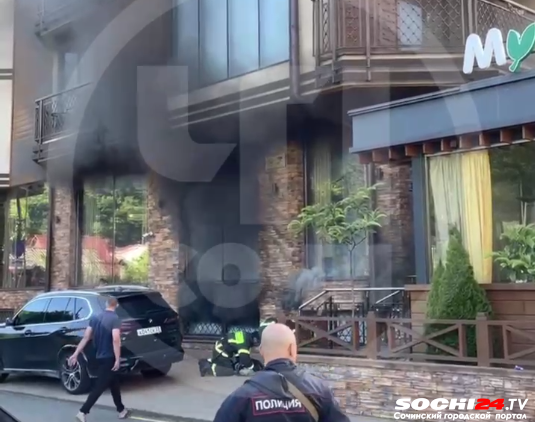 Два десятка человек и шесть единиц техники: в Сочи загорелся отель