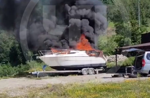 Высотки заволокло чёрным дымом: в Сочи сгорела яхта