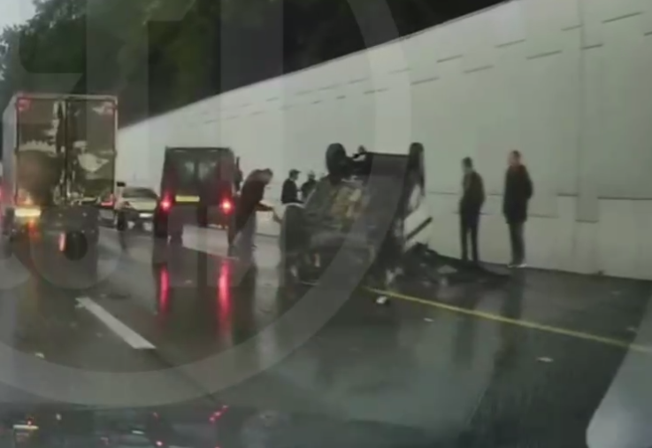 ДТП в Сочи: автомобиль опрокинулся на крышу