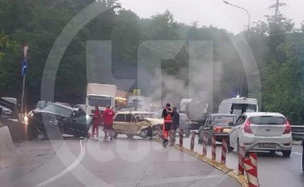 Пробка нарастает: в Сочи произошло крупное ДТП