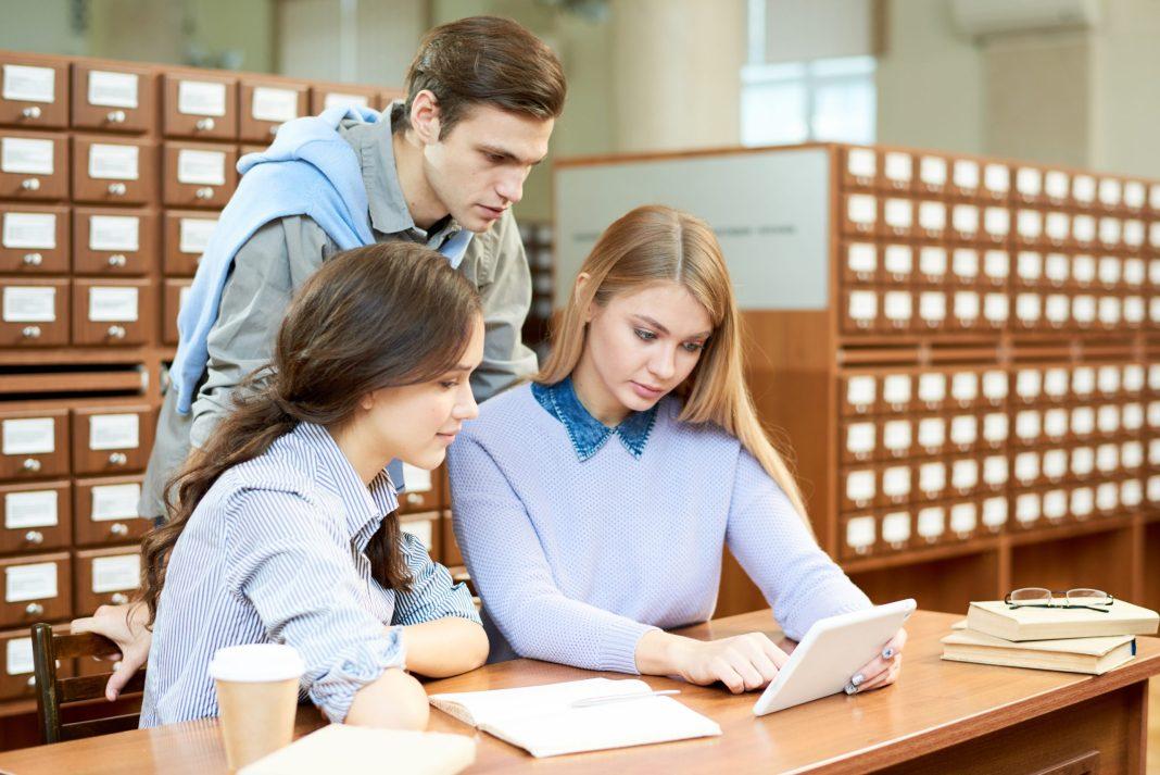 Будьте осторожны: МВД рассказало выпускникам об изощренных схемах обмана