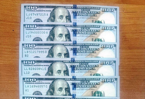 Мужчина пытался незаконно вывести в Турцию 15 тысяч долларов наличными