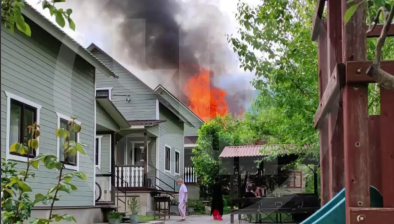 Отец госпитализирован, детям нужна помощь: на Красной Поляне сгорел дом