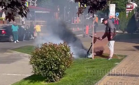 В Краснодаре задымился и рванул самокат