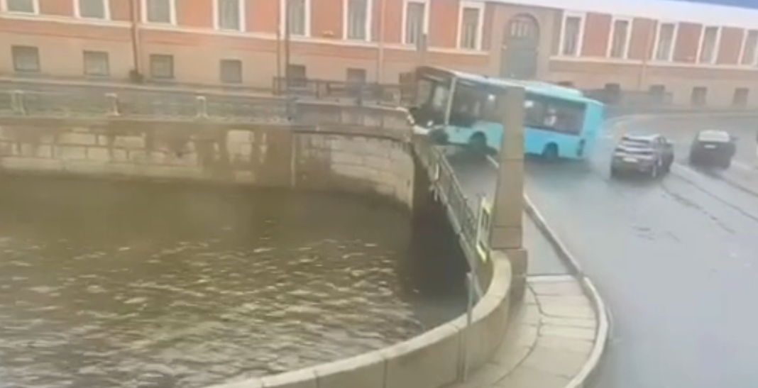 Водителя автобуса, упавшего в реку в Петербурге, заставили работать после 20-часовой смены