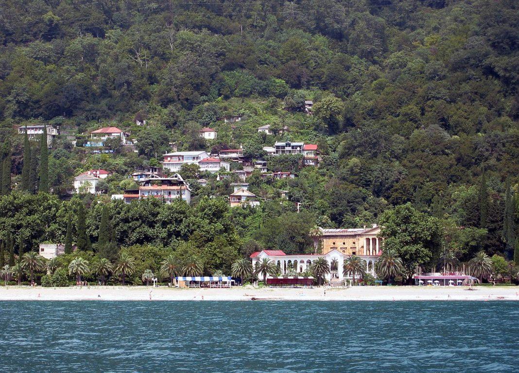 Почем летний отдых в Абхазии 2024: рост продаж туров на 22% взвинтил цены на отели