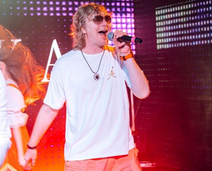 «Просто в Сочи все круто»: Рыжий из «Иванушек» показал на видео бамбук на миллион